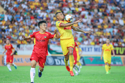 Không thể có được bàn thắng trong hiệp 2, SLNA đã bị DNH Nam Định trừng phạt bởi những pha tấn công mạch lạc.